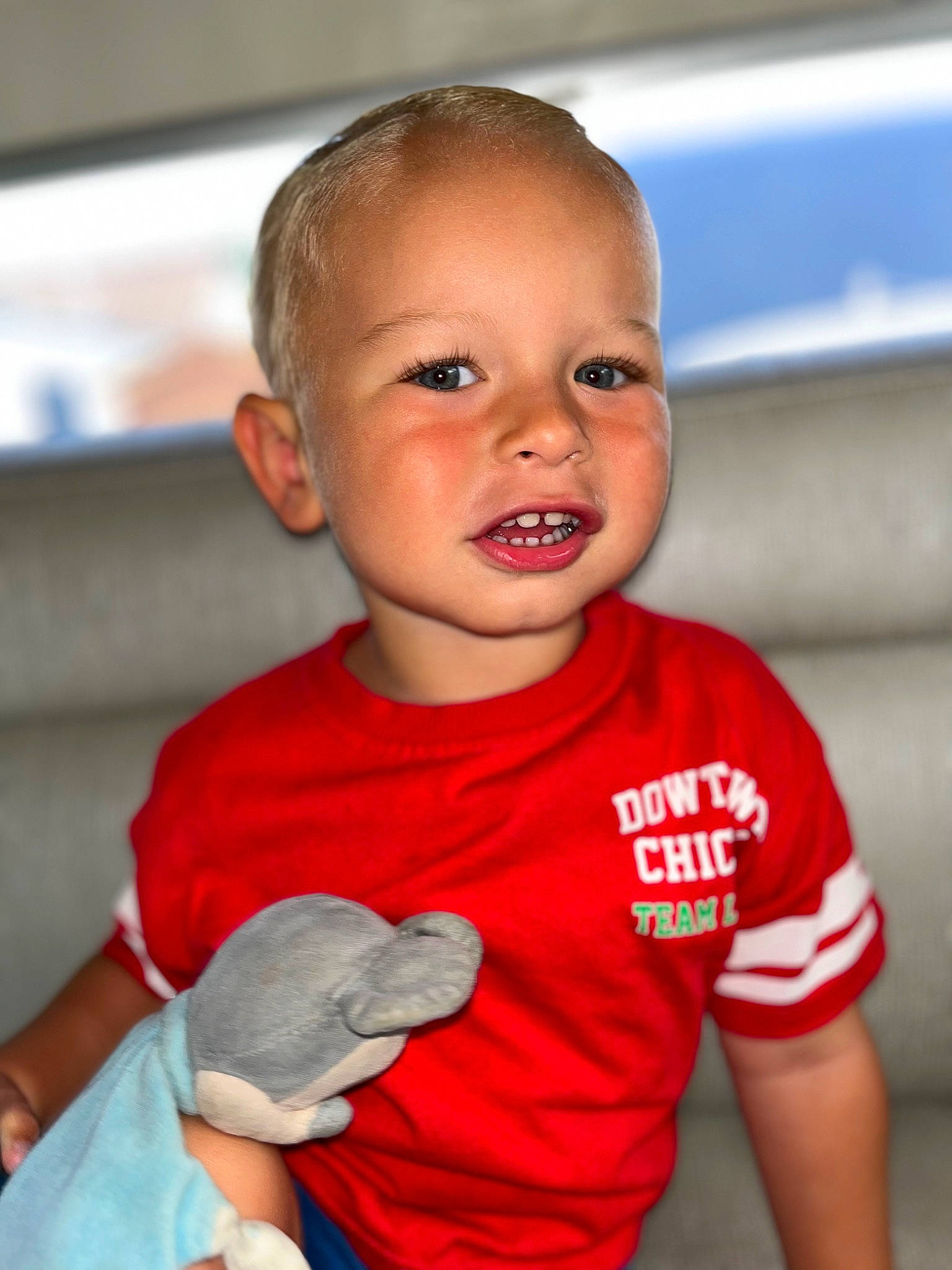 Meven participe au concours pour gagner de l'argent avec cette photo : arm, baby_toddler_clothing, cheek, child, elbow, eyelash, finger, fun, gas, gesture, happy, head, iris, mouth, person, skin, sleeve, smile, t_shirt, toddler