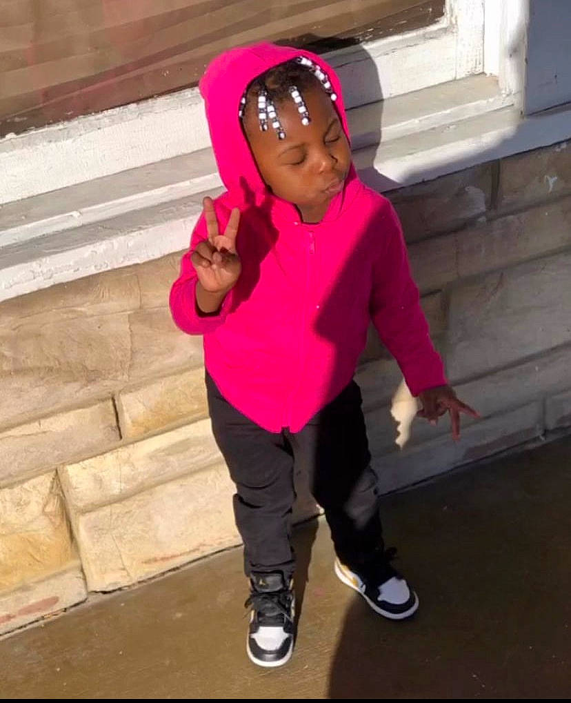 Tanaiza is registered to the contest to win money with this photo: active_pants, baseball_cap, cap, cool, eyewear, footwear, glove, happy, headgear, leisure, magenta, person, physical_fitness, pink, shoe, sleeve, sneakers, sportswear, sweatpant, t_shirt