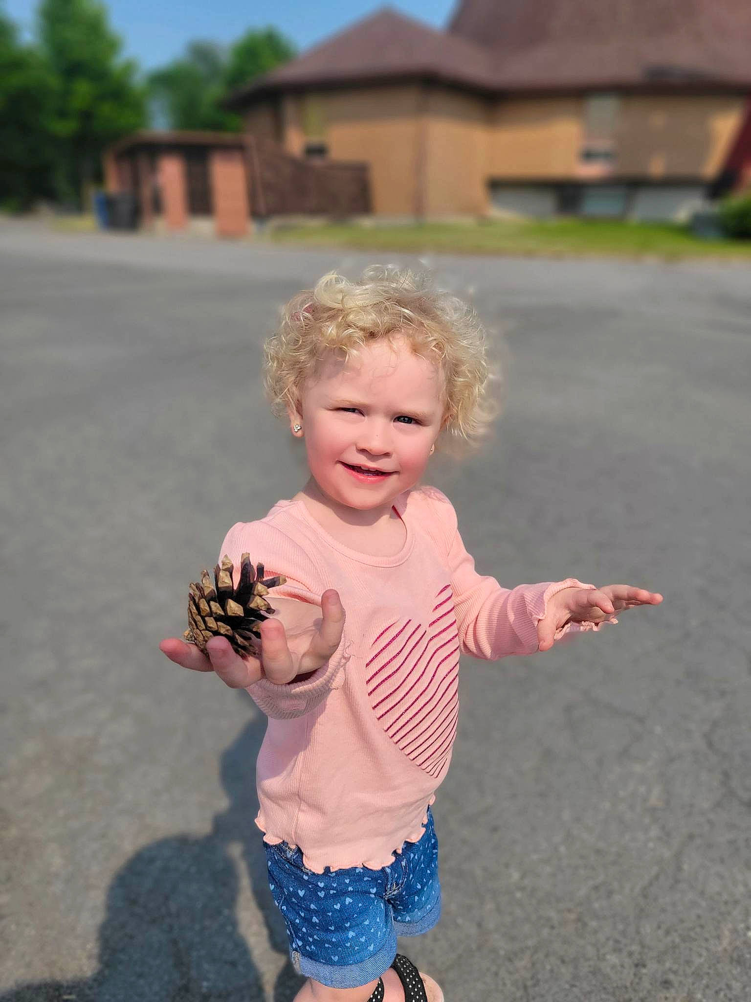 Celeste participe au concours pour gagner de l'argent avec cette photo : asphalt, baby, baby_toddler_clothing, eye, face, finger, fun, gesture, grass, happy, head, joy, people_in_nature, person, pink, shorts, skin, sky, sleeve, smile