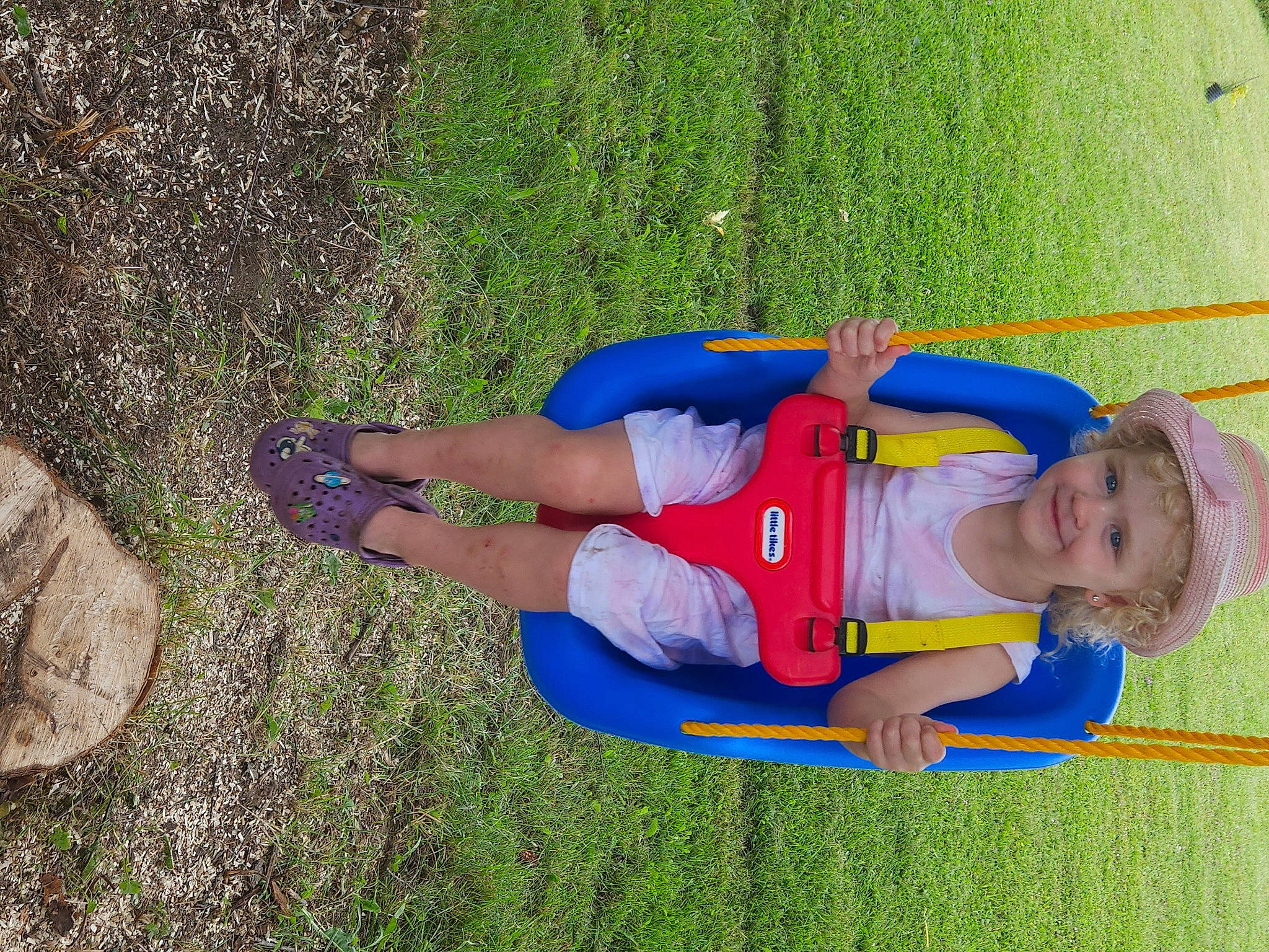 Celeste participe au concours pour gagner de l'argent avec cette photo : baby_toddler_clothing, electric_blue, footwear, fun, grass, hat, human_leg, joy, knee, lawn, leisure, people_in_nature, person, recreation, shoe, shorts, sneakers, sportswear, t_shirt, thigh