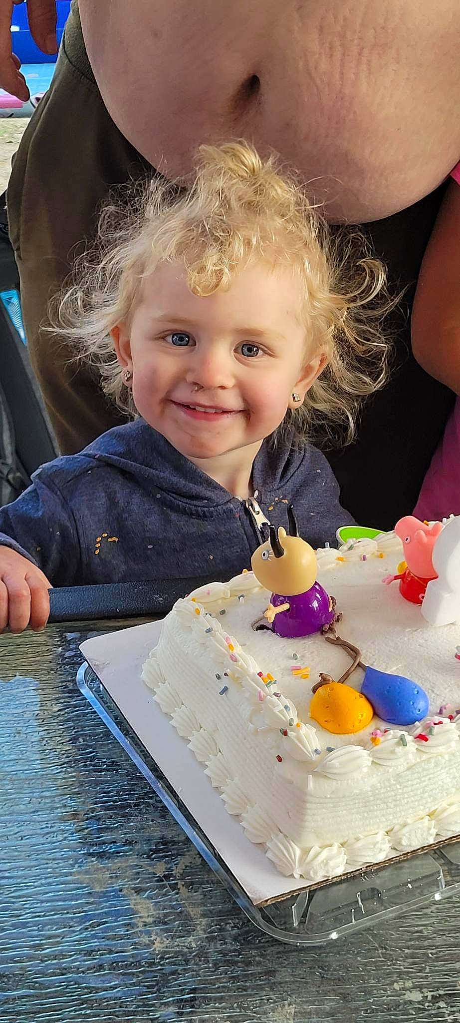 Celeste participe au concours pour gagner de l'argent avec cette photo : baked_goods, birthday_cake, buttercream, cake, cake_decorating, cake_decorating_supply, chair, child, cuisine, dessert, event, face, food, happy, joy, person, plate, smile, sugar_cake, sugar_paste