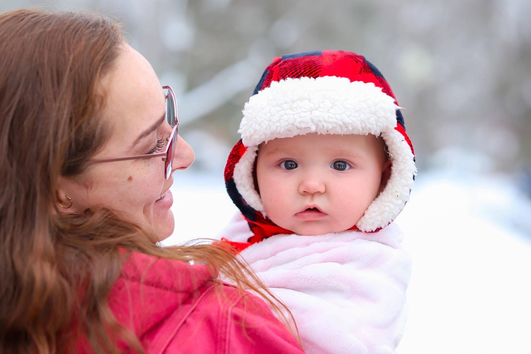 Elise is registered to the contest to win money with this photo: baby, cap, child, christmas, event, face, fictional_character, freezing, fun, fur, happy, headwear, holiday, lip, mammal, person, playing_in_the_snow, santa_claus, snow, toddler