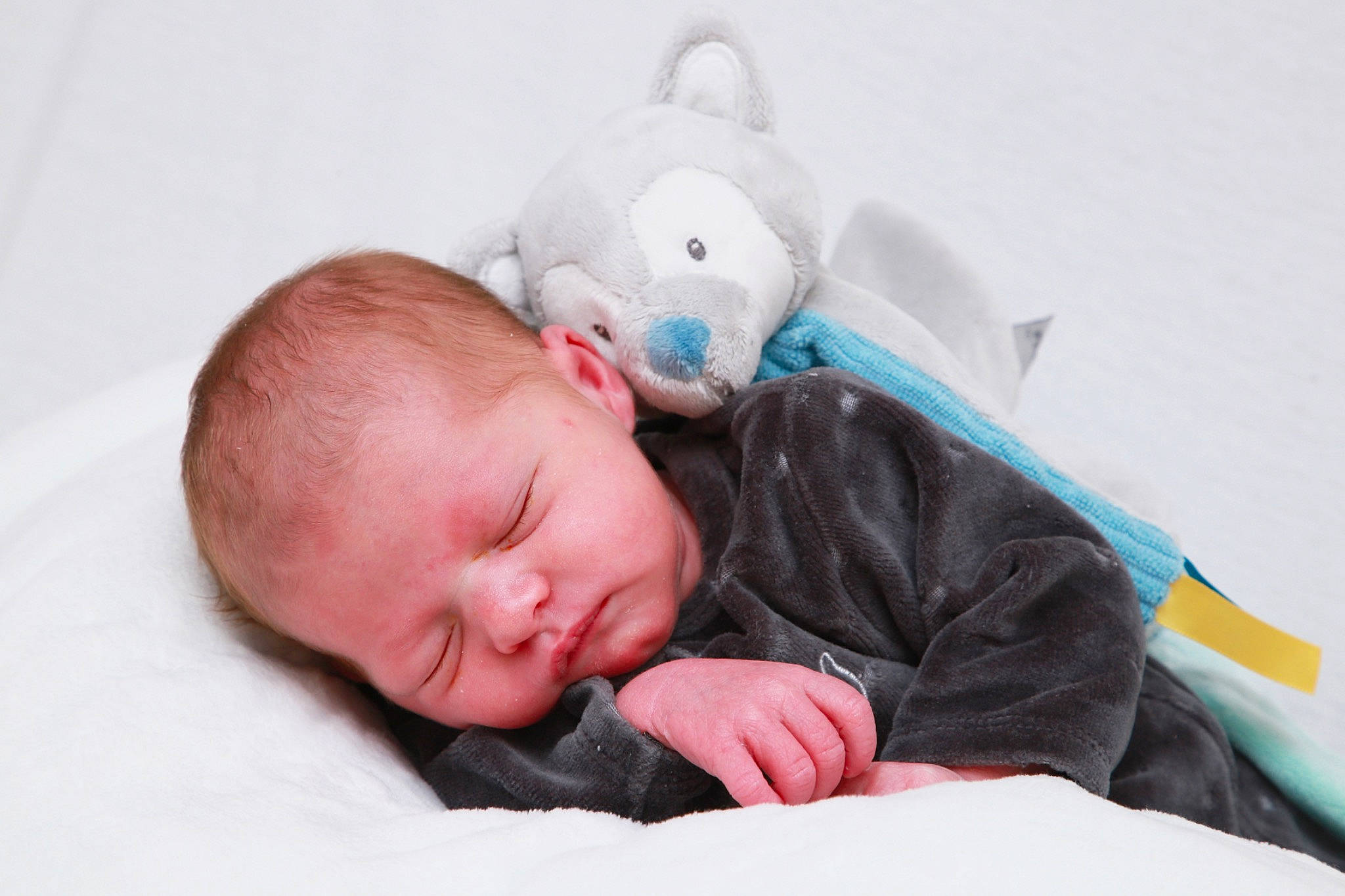 Céleste a rejoint le concours — aidez-le/la à gagner de superbes lots ! baby, baby_products, baby_sleeping, baby_toddler_clothing, bedding, bedtime, child, comfort, fur, happy, linens, nap, person, portrait_photography, room, sitting, stuffed_toy, teddy_bear, textile, toddler