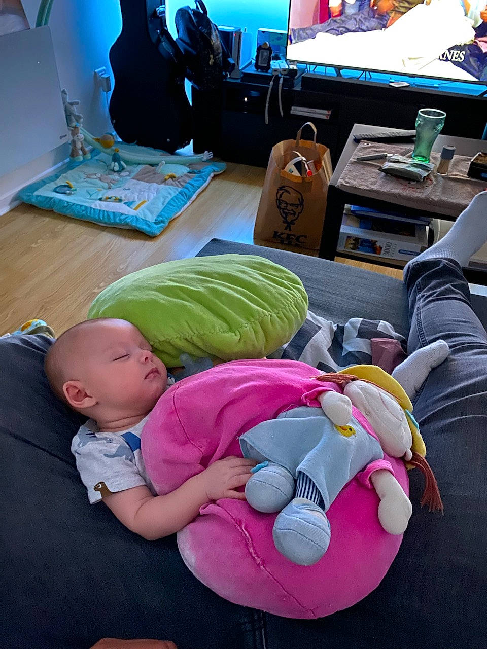 Céleste a rejoint le concours — aidez-le/la à gagner de superbes lots ! baby, baby_products, backpack, bag, child, comfort, fun, green, leg, linens, luggage_and_bags, person, pillow, room, sitting, snapshot, t_shirt, television, textile, toddler