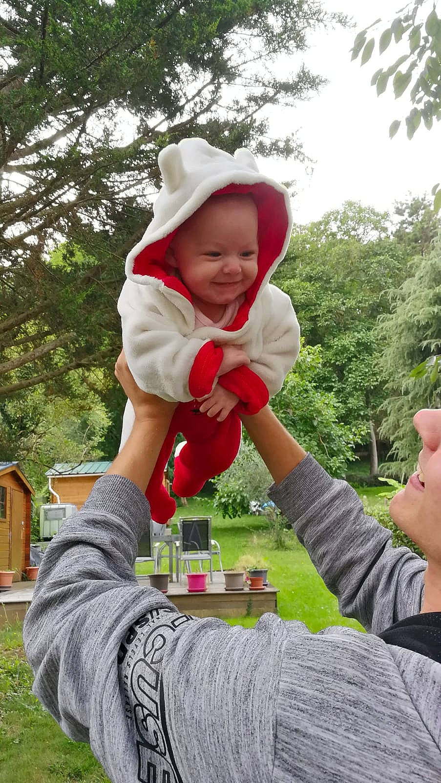 Céleste a rejoint le concours — aidez-le/la à gagner de superbes lots ! botany, cap, finger, fun, gesture, glove, grass, hand, happy, headwear, joy, leaf, leisure, outerwear, people_in_nature, person, plant, recreation, sky, sleeve