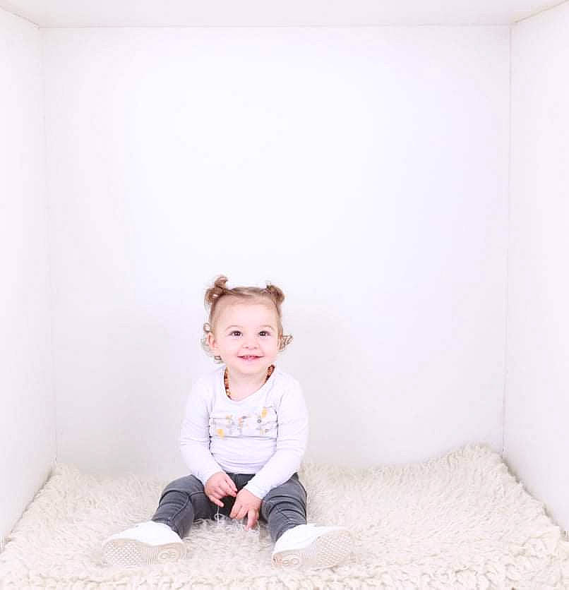 Haley a rejoint le concours — aidez-le/la à gagner de superbes lots ! blond, child, comfort, flash_photography, floor, flooring, fun, hairstyle, happy, human_leg, joy, knee, person, room, shoulder, sitting, sleeve, smile, t_shirt, textile