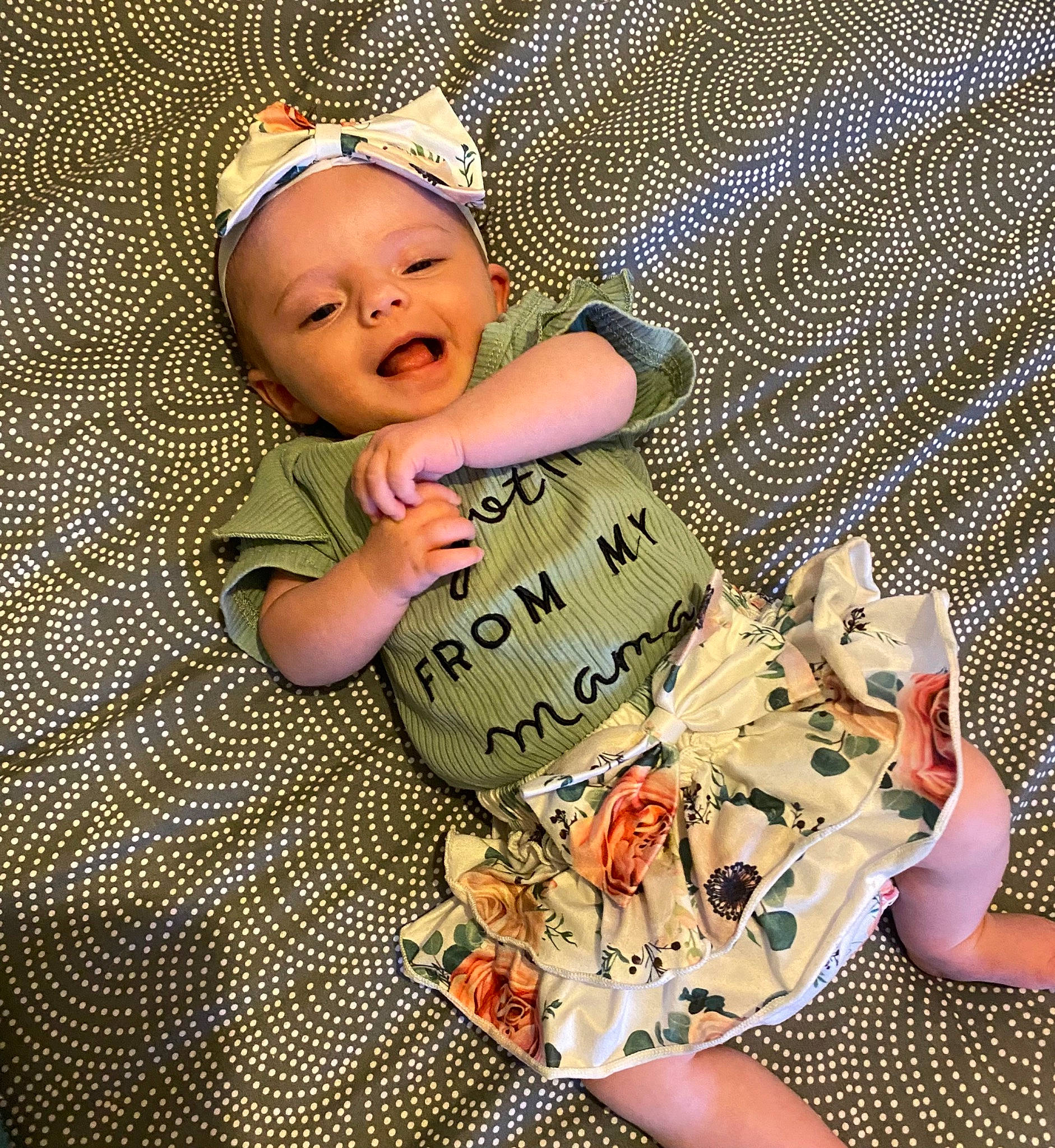 Romy a rejoint le concours — aidez-le/la à gagner de superbes lots ! baby, baby_products, baby_sleeping, baby_toddler_clothing, cap, child, comfort, costume_hat, fashion_accessory, flooring, font, happy, human_leg, linens, nail, pattern, person, sleeve, thigh, thumb