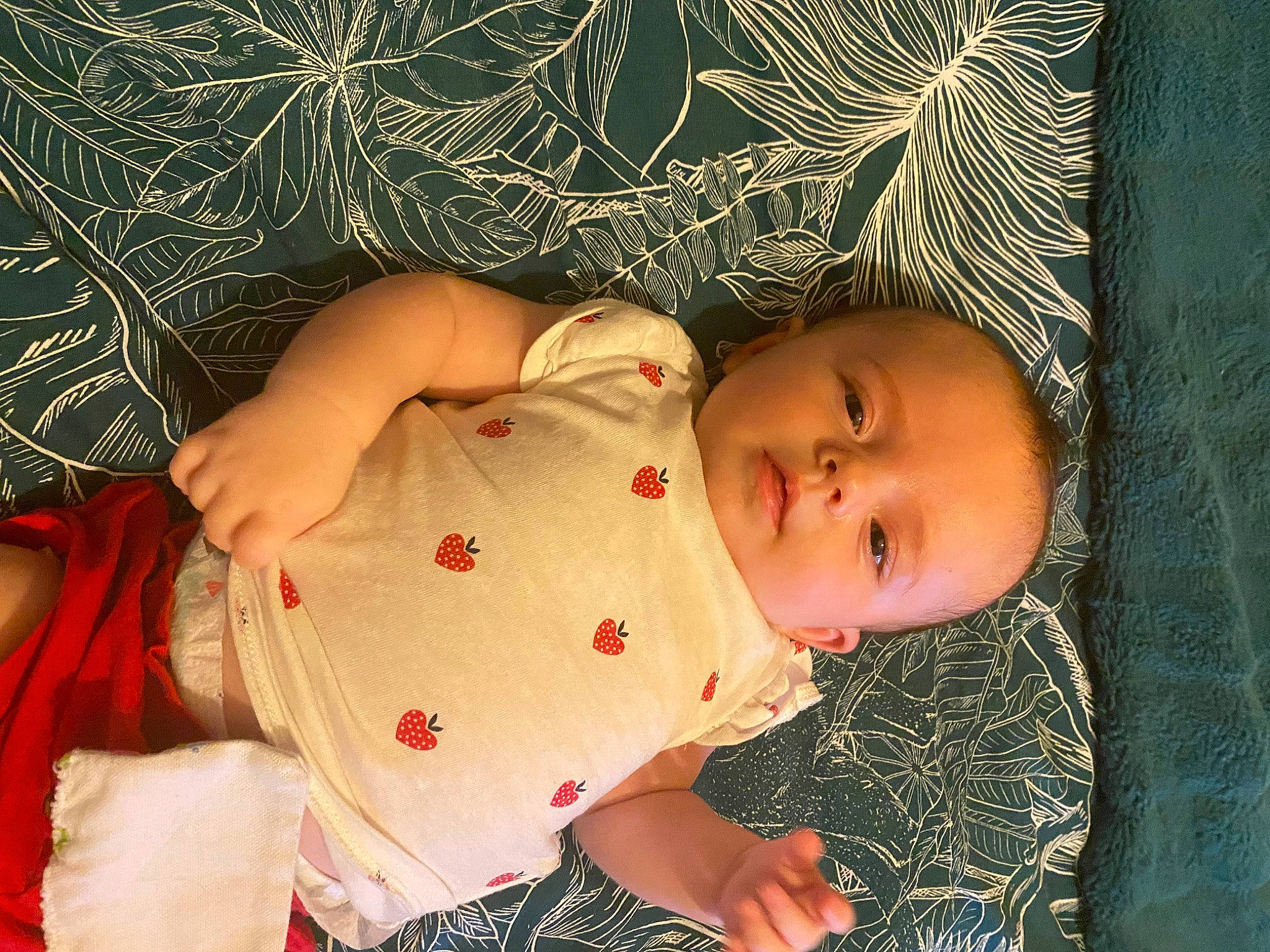 Romy a rejoint le concours — aidez-le/la à gagner de superbes lots ! abdomen, baby, baby_products, baby_toddler_clothing, cheek, child, comfort, grass, happy, linens, nose, pattern, person, sitting, skin, sleeve, textile, toddler