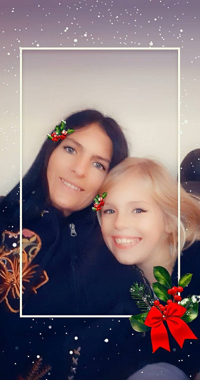 Enola a rejoint le concours — aidez-le/la à gagner de superbes lots ! adaptation, beauty, christmas, christmas_decoration, christmas_ornament, event, face, facial_expression, flash_photography, friendship, fun, happy, holiday, iris, joy, nature, person, petal, photomontage, picture_frame