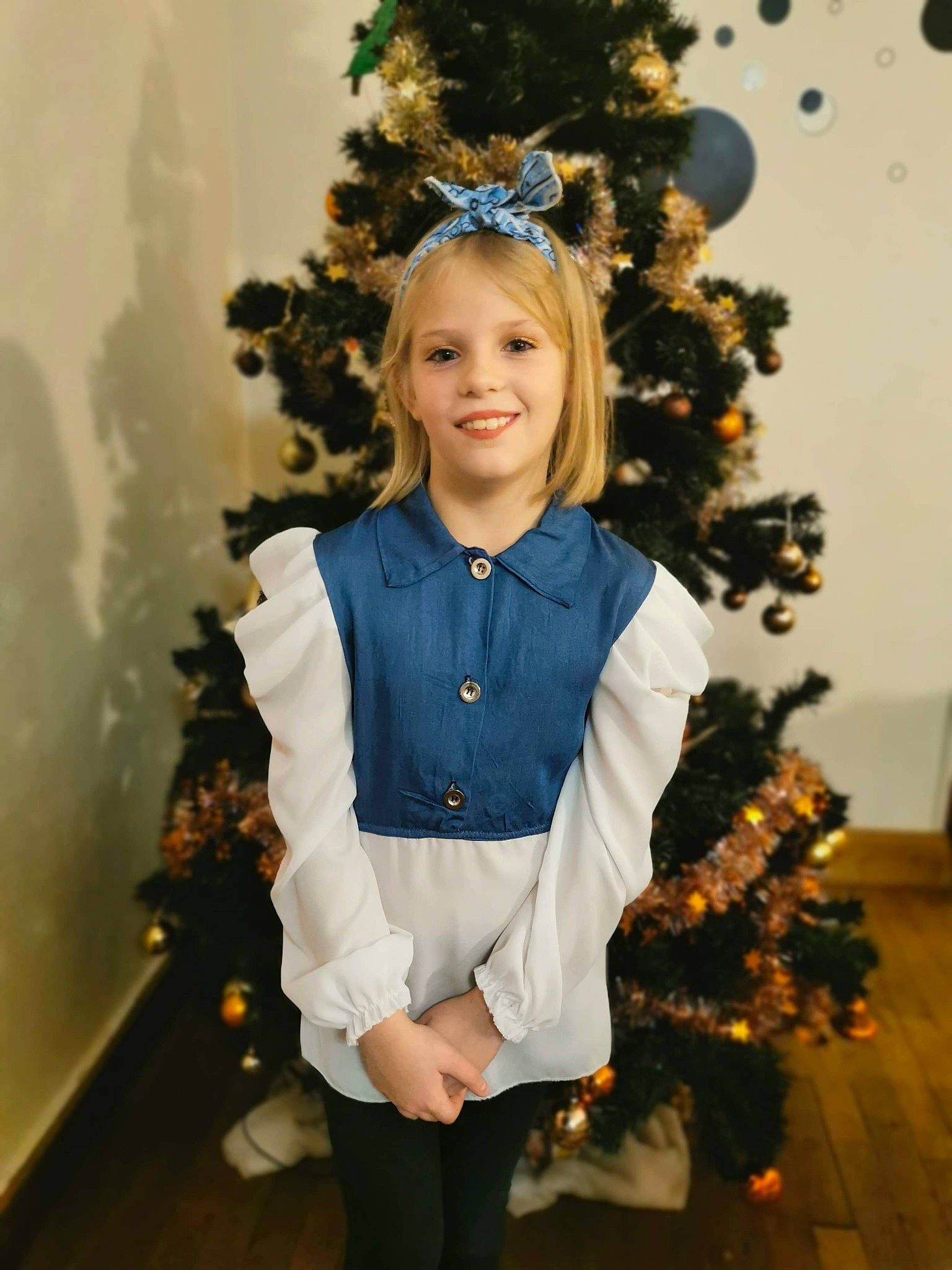 Enola participe au concours pour gagner de l'argent avec cette photo : christmas_decoration, christmas_ornament, christmas_tree, electric_blue, event, evergreen, facial_expression, flash_photography, formal_wear, hairstyle, happy, holiday_ornament, iris, joy, long_hair, ornament, person, sleeve, smile, toddler
