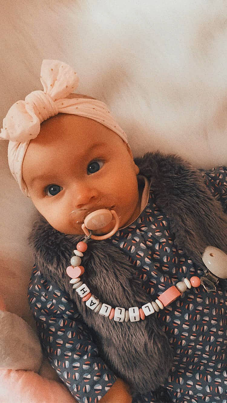 Lillah a rejoint le concours — aidez-le/la à gagner de superbes lots ! baby, beard, brown_hair, cap, costume_hat, doll, dress, eye, eyelash, fawn, fur, hat, head, human_body, lip, person, plant, skin, stuffed_toy, toy