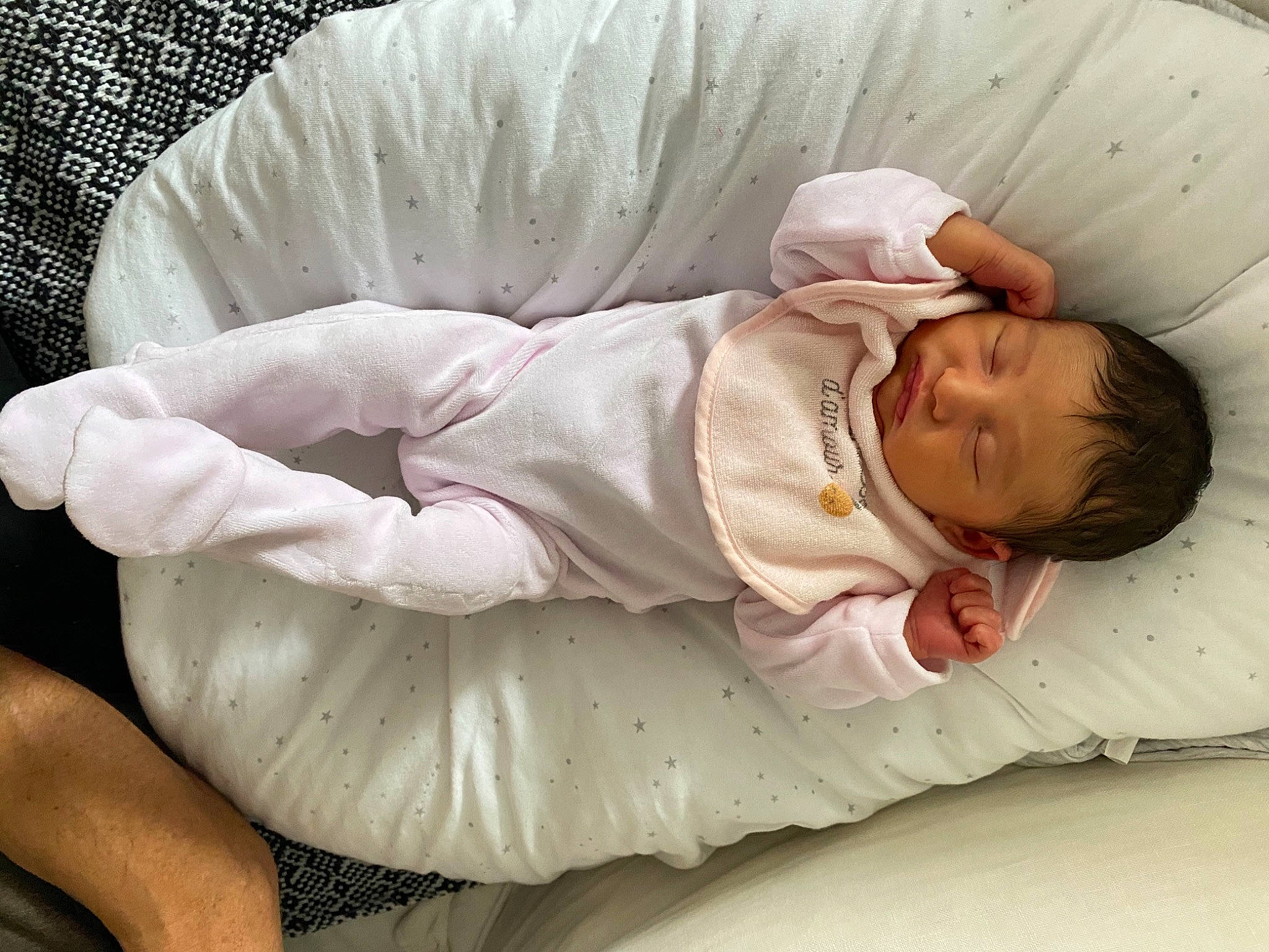 Meï-li a rejoint le concours — aidez-le/la à gagner de superbes lots ! baby, baby_products, baby_safety, baby_sleeping, baby_toddler_clothing, barefoot, bedding, bedtime, child, comfort, flooring, foot, fur, human_leg, linens, nap, person, sitting, sleep, sleeve