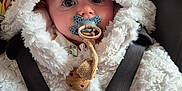 Louana participe au concours pour gagner de l'argent avec cette photo : adorable, baby, black_straps, blue_eyes, car_seat, child, close_up, cute, fluffy_jacket, indoors, infant, pacifier, portrait, safety, seatbelt, secure, soft_texture, warm_clothing, white_hood, young_child