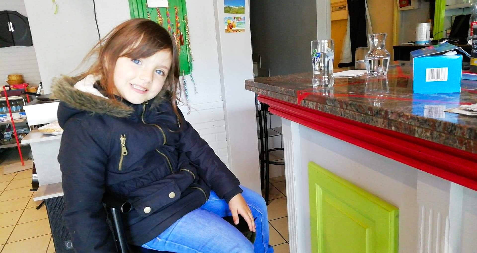 Shanella participe au concours pour gagner de l'argent avec cette photo : black_hair, jacket, joy, long_hair, outerwear, person