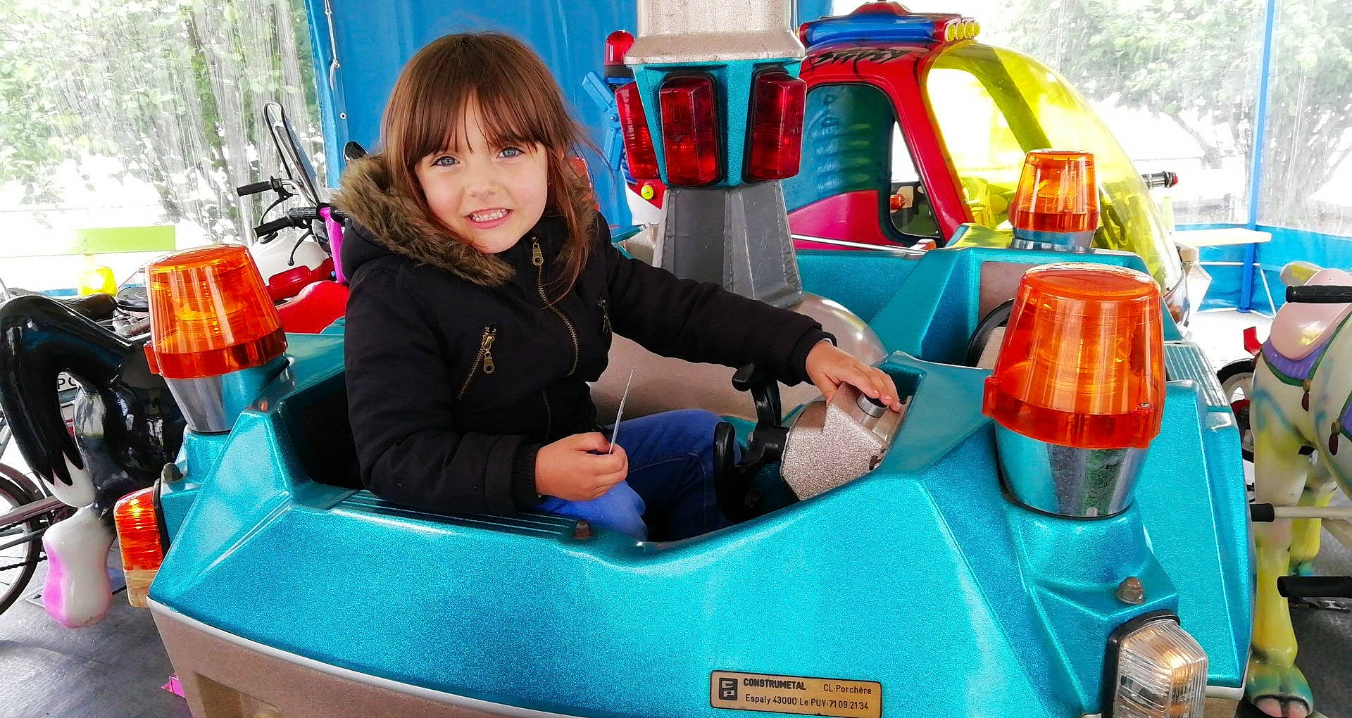 Shanella participe au concours pour gagner de l'argent avec cette photo : amusement_park, amusement_ride, car, drink, fun, joy, leisure, person, play, recreation, vehicle