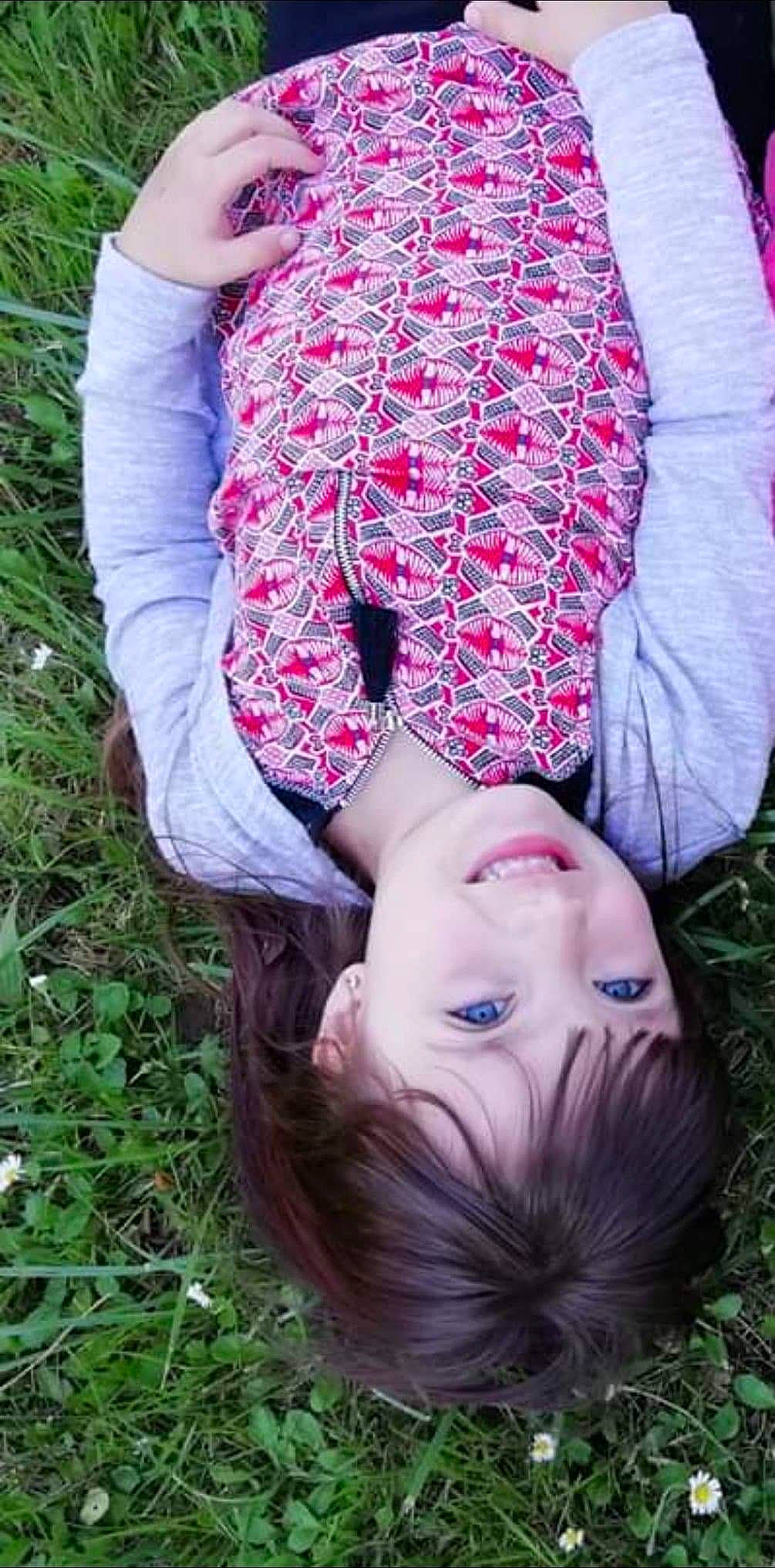 Shanella a rejoint le concours — aidez-le/la à gagner de superbes lots ! beanie, beauty, cheek, child, cool, design, face, fashion, grass, grass_family, green, head, headgear, joy, lip, nose, outerwear, person, photograph, photography