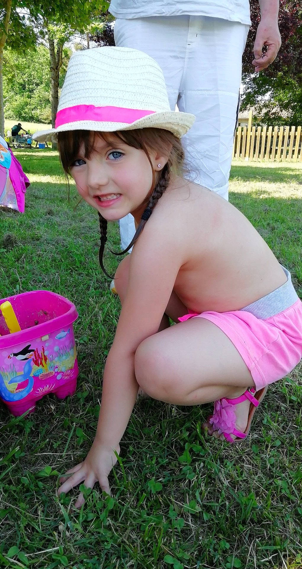 Shanella a rejoint le concours — aidez-le/la à gagner de superbes lots ! child, grass, hat, headgear, headwear, joy, leg, person, pink, plant, play, summer, sun_hat, thigh, toddler