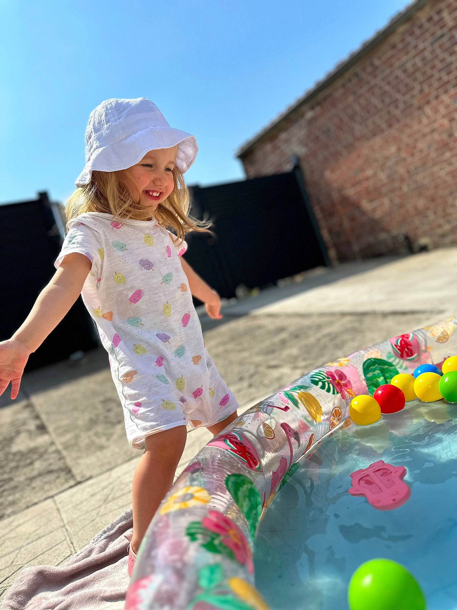 Lilou participe au concours pour gagner de l'argent avec cette photo : balloon, baseball_cap, cap, child, fun, happy, headwear, human_leg, joy, landscape, leisure, party_supply, pattern, person, play, recreation, sky, smile, summer, t_shirt