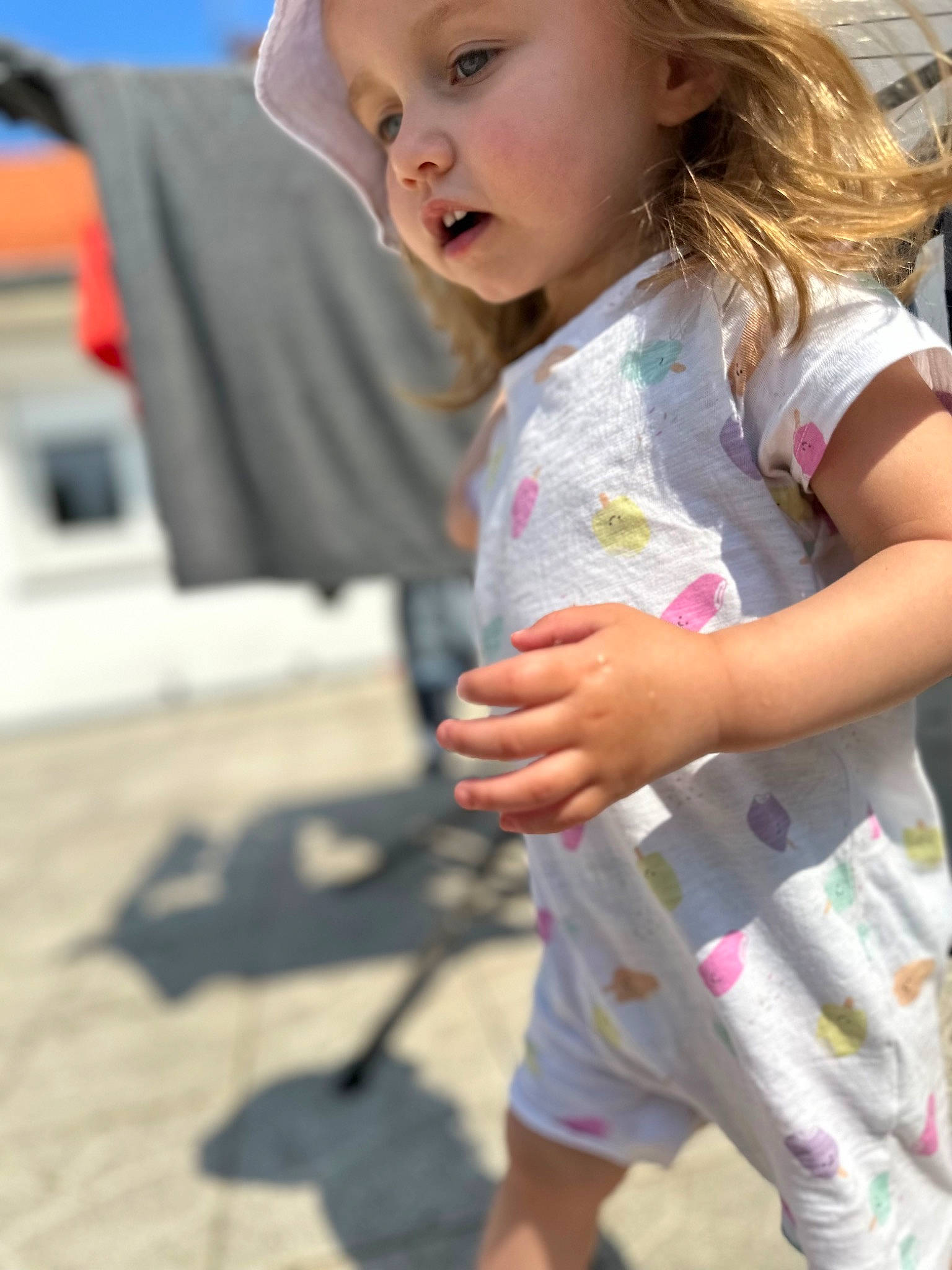 Lilou a rejoint le concours — aidez-le/la à gagner de superbes lots ! baby_toddler_clothing, blond, child, eye, facial_expression, fun, gesture, hairstyle, happy, headwear, joint, leisure, lip, nose, person, shoulder, skin, sleeve, standing, summer