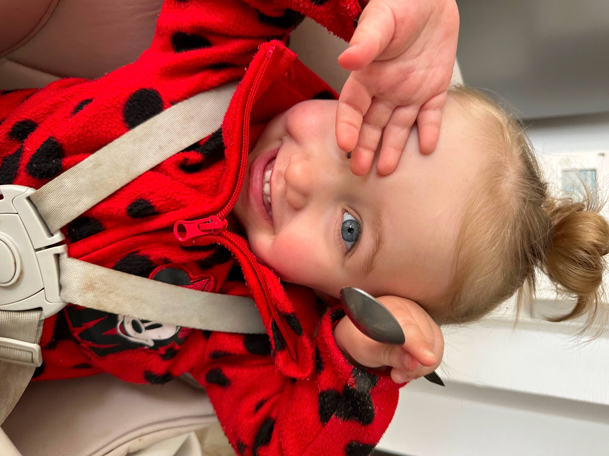 Lilou a rejoint le concours — aidez-le/la à gagner de superbes lots ! baby, baby_toddler_clothing, child, ear, eyelash, face, finger, fun, gesture, hand, happy, human_body, lip, mouth, nail, person, red, smile, thumb, toddler