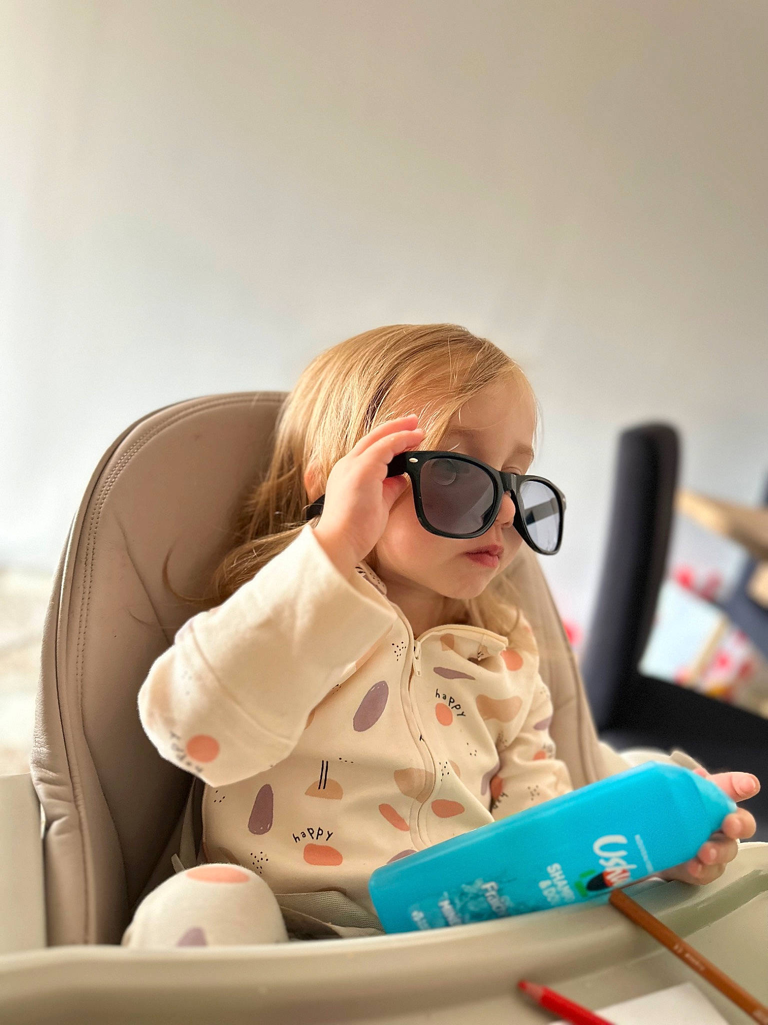 Lilou a rejoint le concours — aidez-le/la à gagner de superbes lots ! chair, child, comfort, eyewear, fun, goggles, happy, human_leg, knee, leisure, person, personal_protective_equipment, recreation, room, sitting, sunglasses, thigh, vision_care