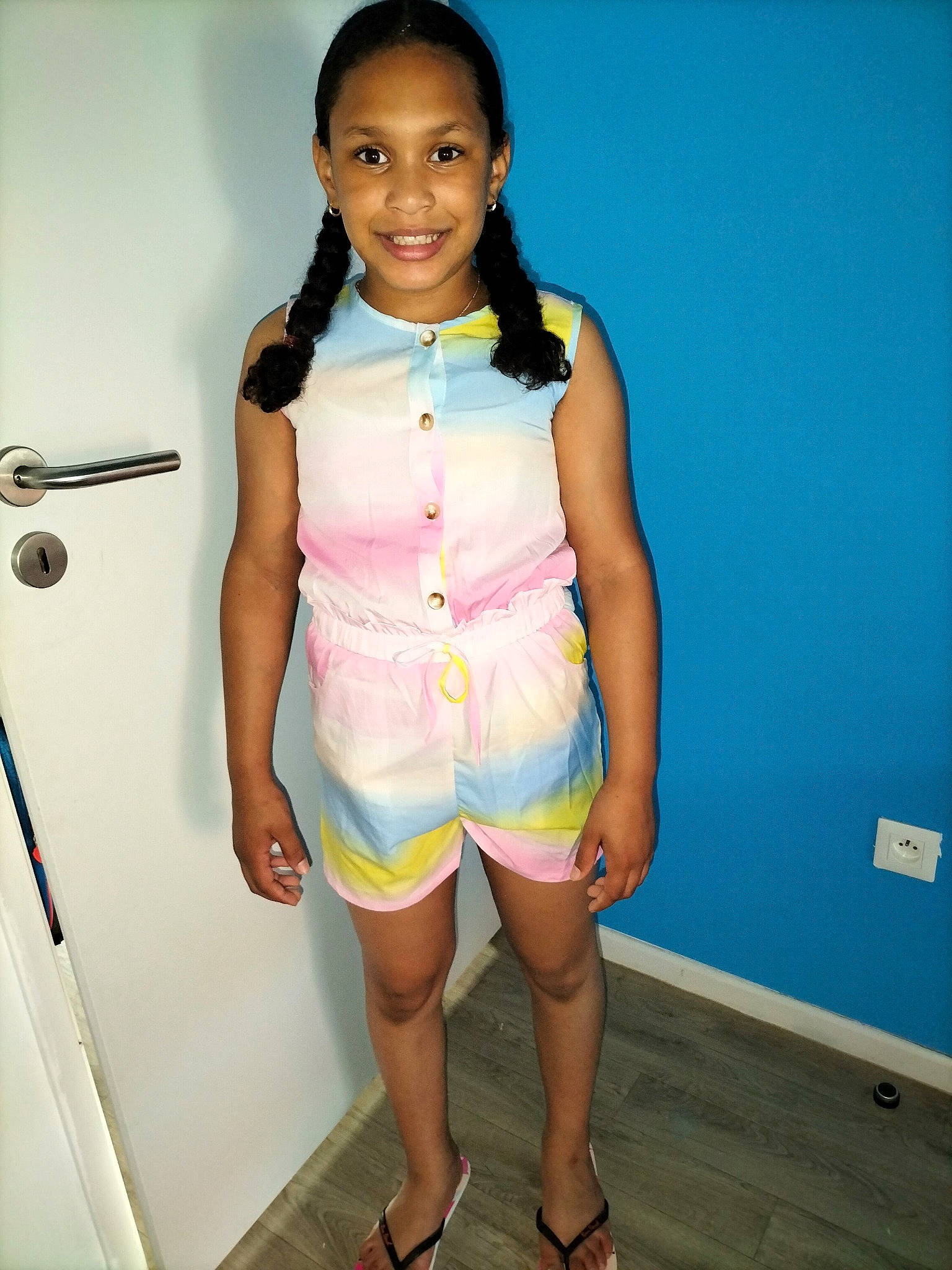 Shanna participe au concours pour gagner de l'argent avec cette photo : belt, electric_blue, face, fashion_design, flooring, foot, fun, human_leg, jewellery, joint, joy, knee, leg, necklace, person, sandal, shoulder, sleeve, smile, t_shirt