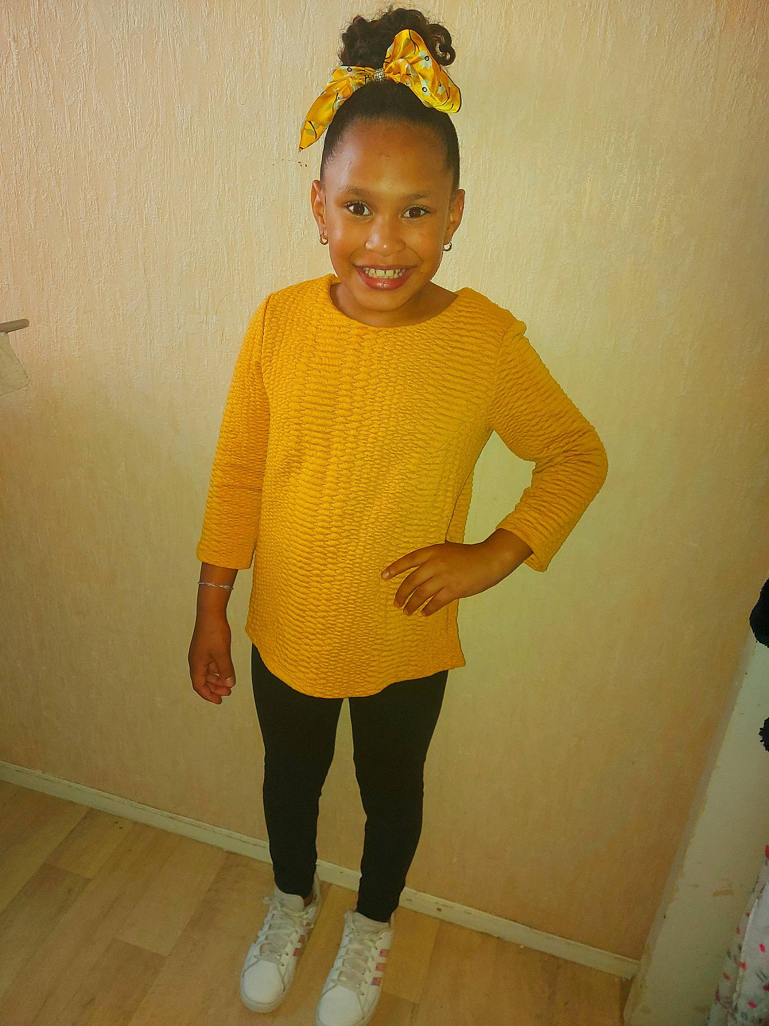 Shanna participe au concours pour gagner de l'argent avec cette photo : baby_toddler_clothing, cool, face, facial_expression, hair, happy, head, headgear, human_body, joy, knee, neck, outerwear, person, sleeve, smile, sportswear, standing, t_shirt, thigh