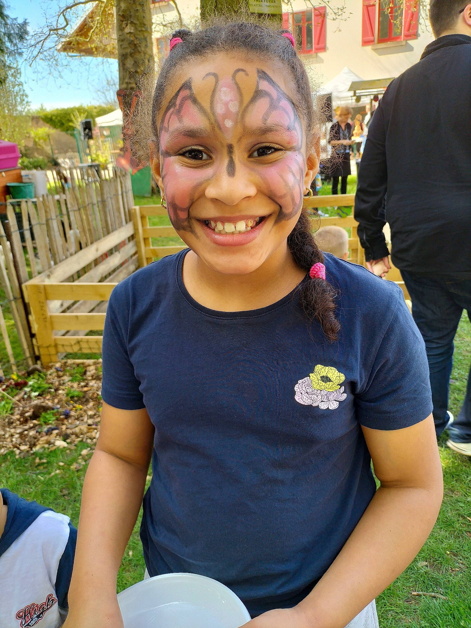 Shanna a rejoint le concours — aidez-le/la à gagner de superbes lots ! chair, child, event, eyewear, festival, fun, grass, happy, jewellery, joy, laugh, leisure, necklace, person, plant, public_event, recreation, smile, t_shirt, tradition