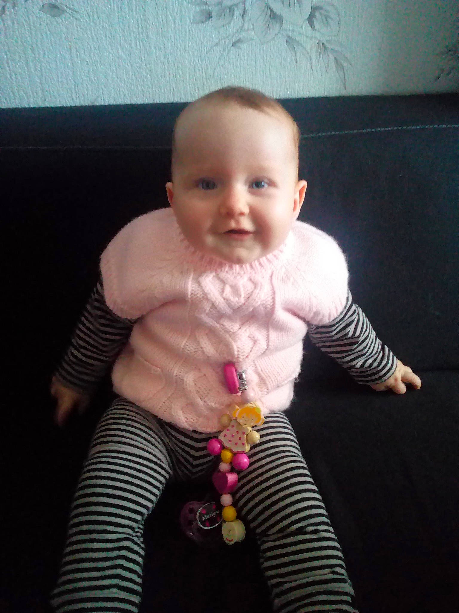 Maëlyne participe au concours pour gagner de l'argent avec cette photo : arm, baby, cheek, child, eye, face, finger, fun, head, joint, joy, leg, lip, person, pink, play, skin, smile, thumb, toddler