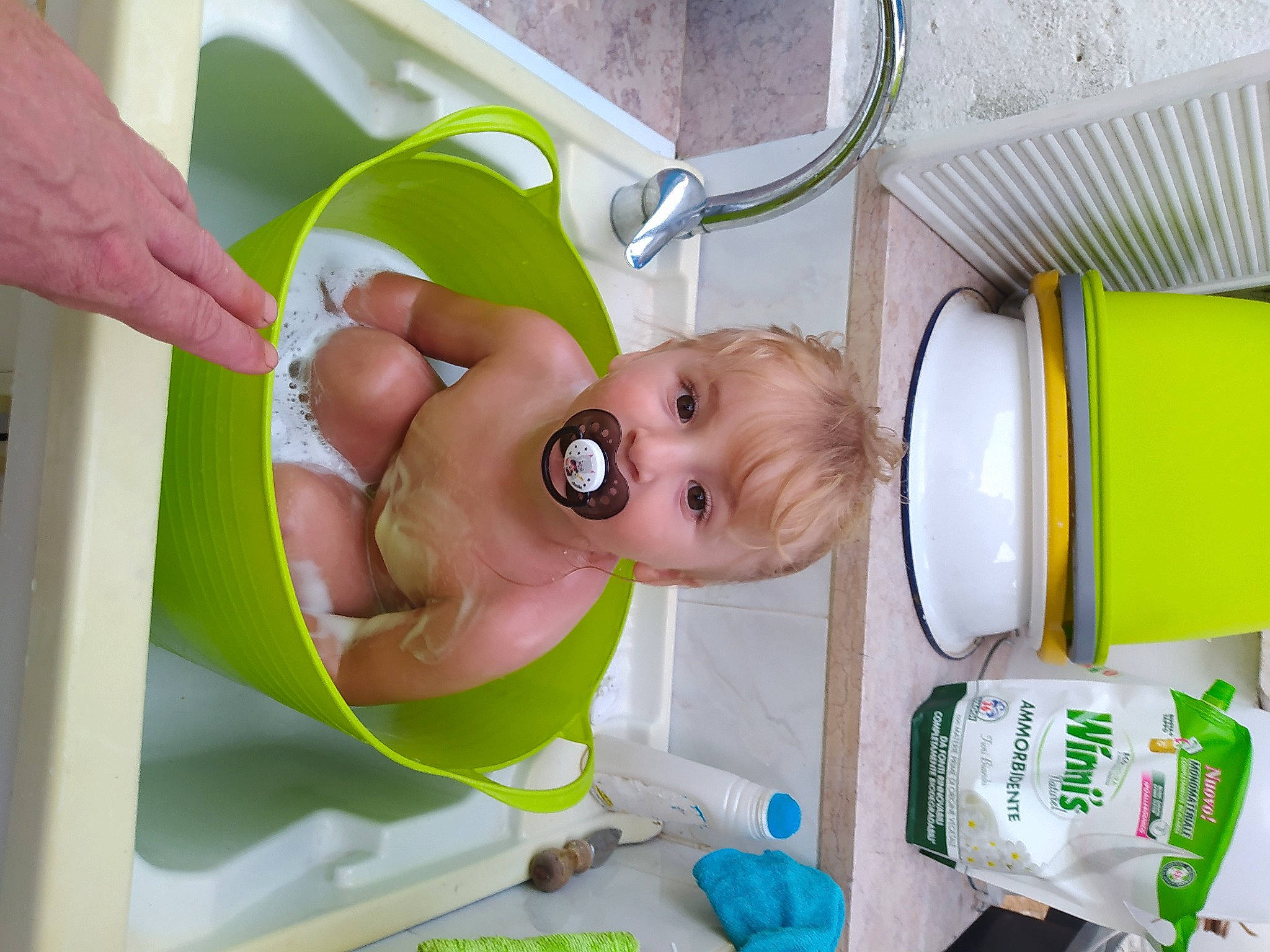 Jérémy participe au concours pour gagner de l'argent avec cette photo : baby, baby_products, baby_safety, baby_toys, bathing, bottle, chest, child, drinkware, finger, green, hand, person, plastic, plastic_bottle, room, smile, thumb, toddler, toy