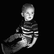 Djeïdon participe au concours pour gagner de l'argent avec cette photo : bodypart, boy, child, clothing, face, finger, footwear, hand, head, jeans, male, pants, person, photography, portrait, shoe, shorts, skin, sleeve, tattoo