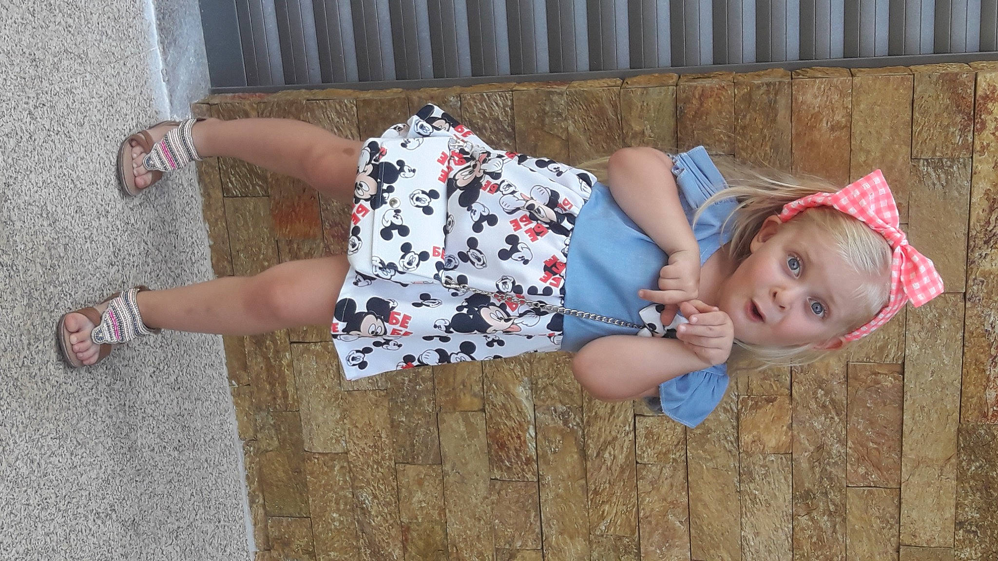 Livia participe au concours pour gagner de l'argent avec cette photo : arm, baby_toddler_clothing, calf, clothing, dress, fashion, grass, human_body, joint, knee, leg, organ, pattern, person, pink, plant, red, surprise, textile, thigh