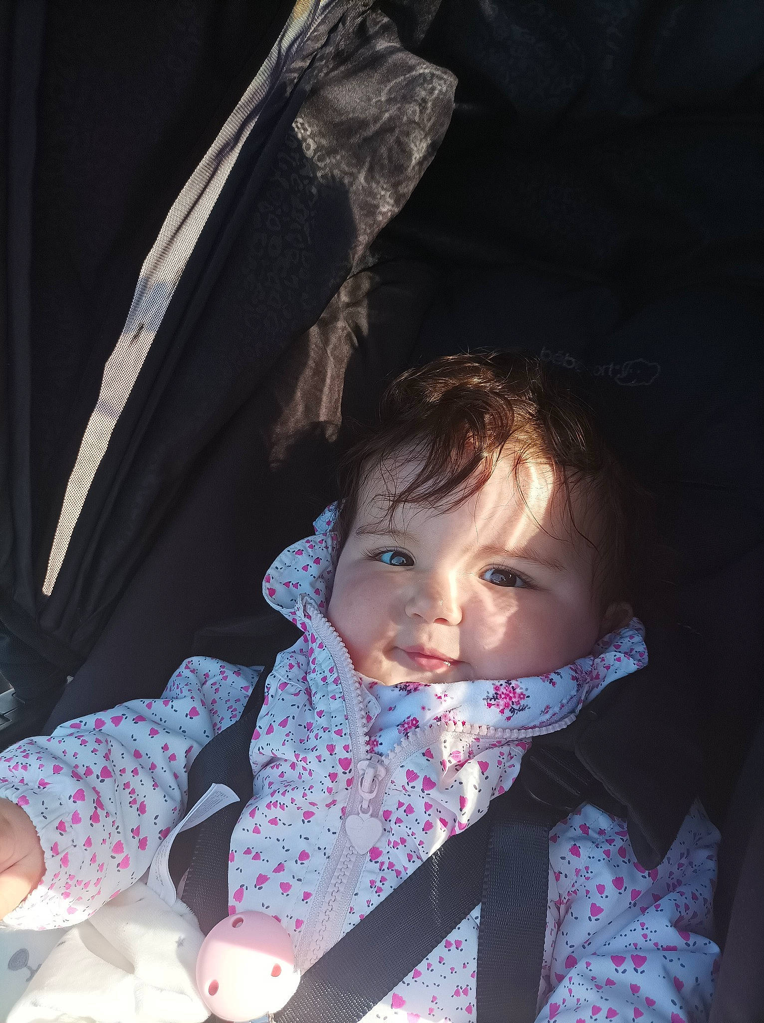 Shayna a rejoint le concours — aidez-le/la à gagner de superbes lots ! baby, baby_carriage, baby_products, baby_safety, baby_toddler_clothing, black, carmine, cheek, child, comfort, fashion_accessory, flash_photography, fun, happy, pattern, person, portrait_photography, sitting, toddler, tree