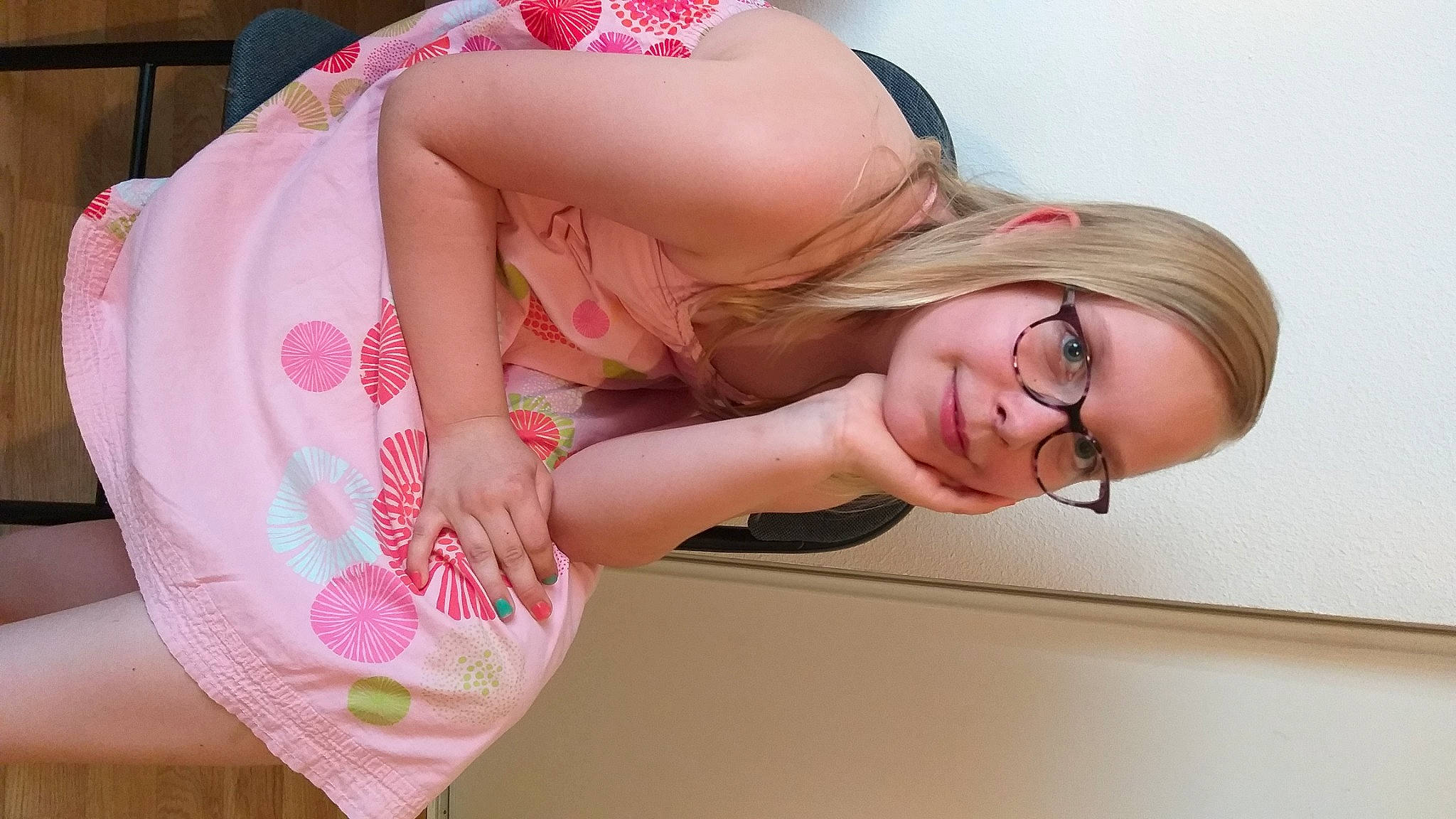 Sarah a rejoint le concours — aidez-le/la à gagner de superbes lots ! blond, child, hand, joy, mouth, neck, person, pink