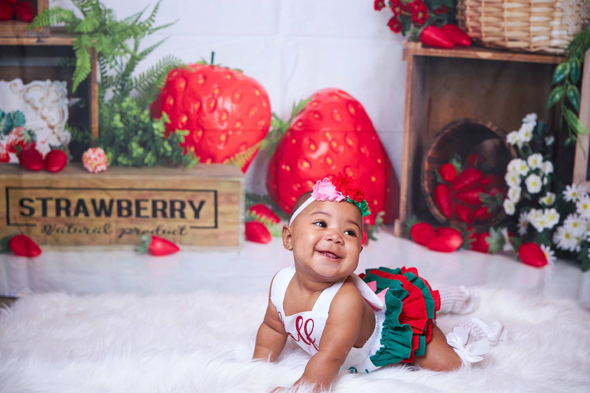Calani is registered to the contest to win money with this photo: baby, baby_toddler_clothing, child, christmas_eve, decoration, event, floral_design, flower_arranging, font, fun, happy, holiday, joy, person, pink, plant, red, room, smile, snapshot