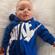 Josélito a rejoint le concours — aidez-le/la à gagner de superbes lots ! baby, child, blue_hoodie, nike, clothing, infant, portrait, face, smile, hand, blanket, fabric, texture, zipper, casual, young_child, indoor, cute, person, hood