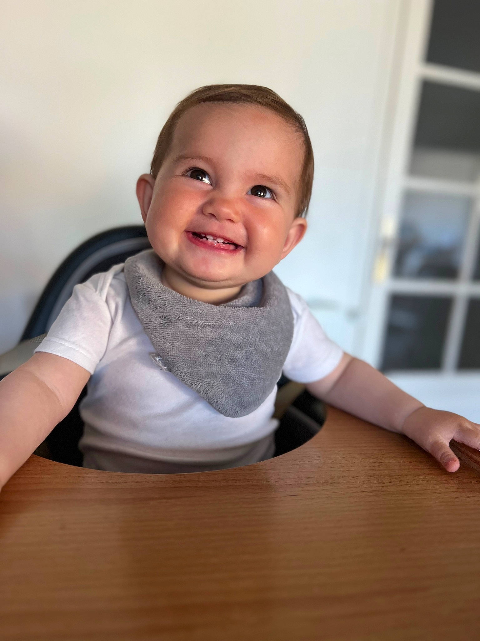 Léane a rejoint le concours — aidez-le/la à gagner de superbes lots ! baby_toddler_clothing, cheek, chin, elbow, eyebrow, finger, flash_photography, floor, flooring, happy, hardwood, iris, joy, neck, person, skin, sleeve, smile, t_shirt, table