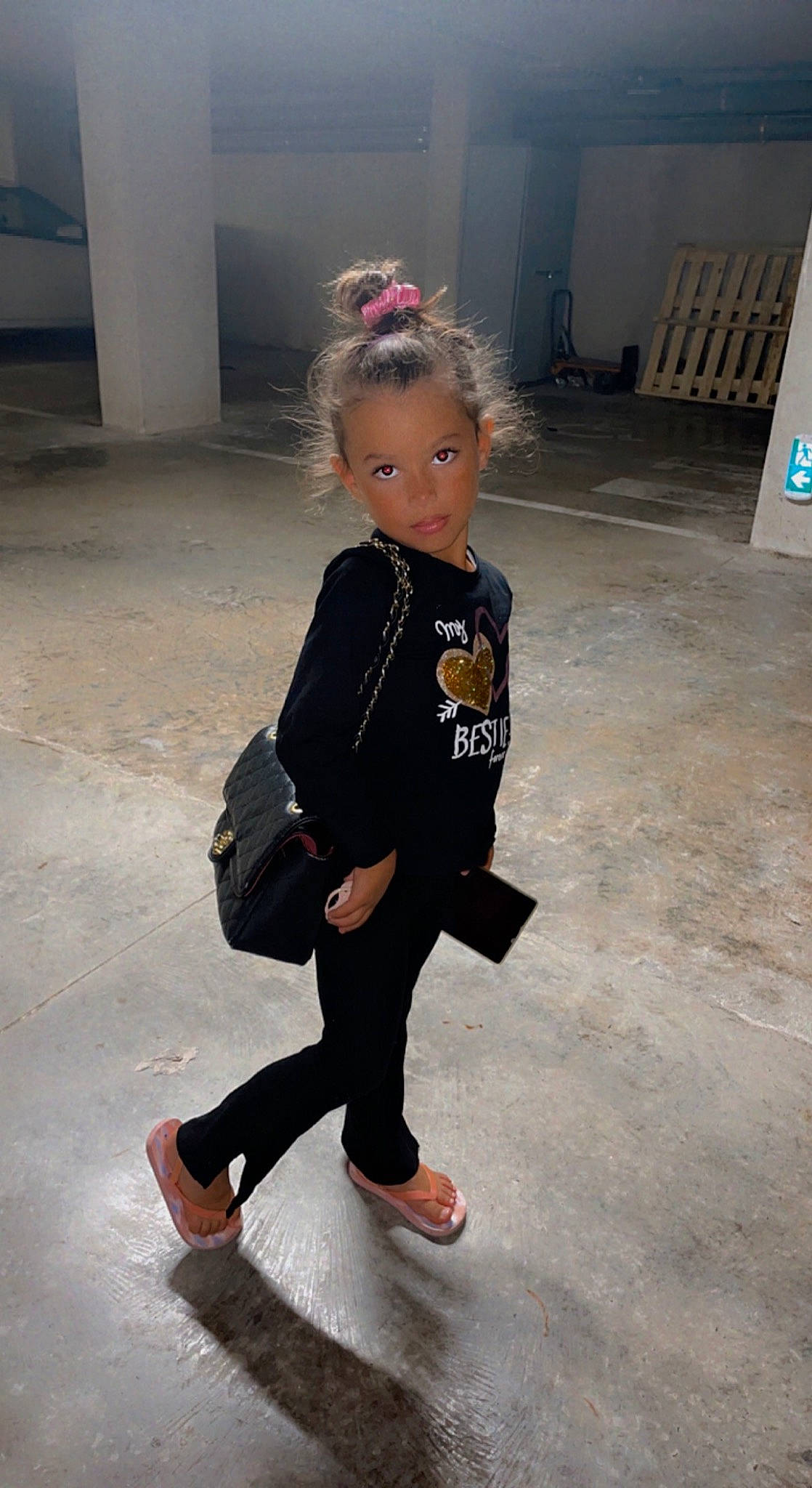 Kayla a rejoint le concours — aidez-le/la à gagner de superbes lots ! chair, face, fashion_accessory, fashion_design, flooring, formal_wear, fun, fur, hair, human_leg, jewellery, knee, person, sandal, sitting, sleeve, sportswear, standing, suit, toddler