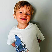 Eden a rejoint le concours — aidez-le/la à gagner de superbes lots ! child, boy, smiling, tshirt, cartoon, stitch, ice_cream, light_hair, portrait, casual, standing, wall, indoor, happy, young, cute, clothing, expression, person, background