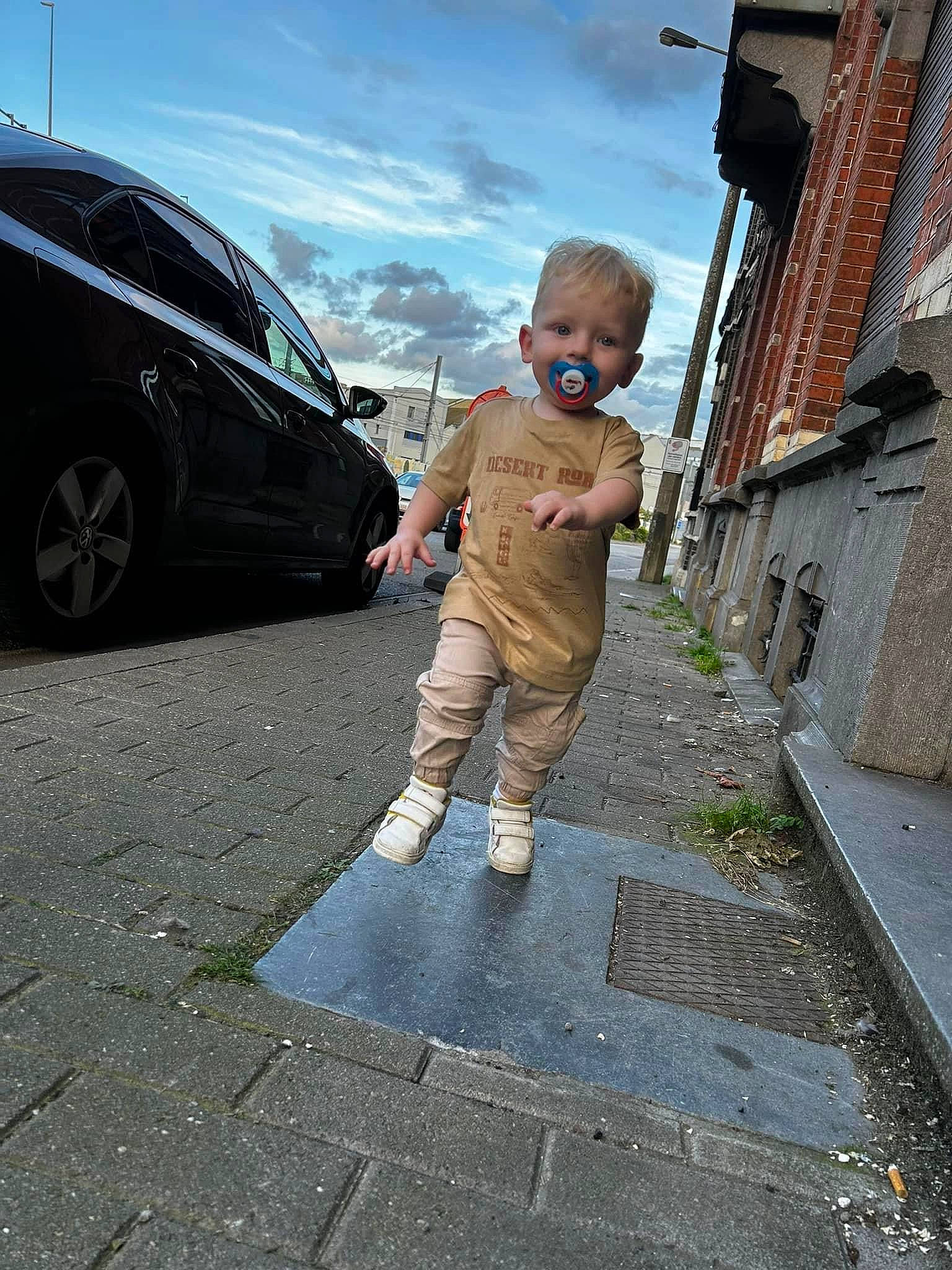 Loukas a rejoint le concours — aidez-le/la à gagner de superbes lots ! alloy_wheel, asphalt, automotive_design, automotive_exterior, automotive_lighting, automotive_tire, car, motor_vehicle, person, personal_luxury_car, rim, road, road_surface, rolling, sidewalk, sky, tire, toddler, vehicle, vehicle_door