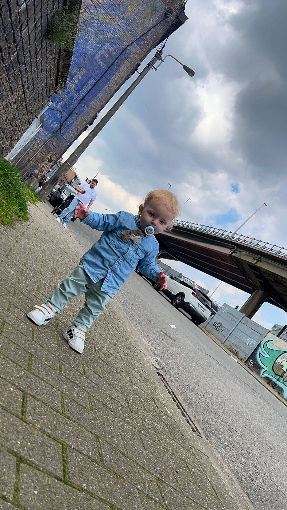 Loukas a rejoint le concours — aidez-le/la à gagner de superbes lots ! asphalt, car, city, cloud, denim, fun, leisure, pedestrian, person, plant, recreation, road_surface, rolling, sky, tire, toddler, tourism, travel, tree, vacation