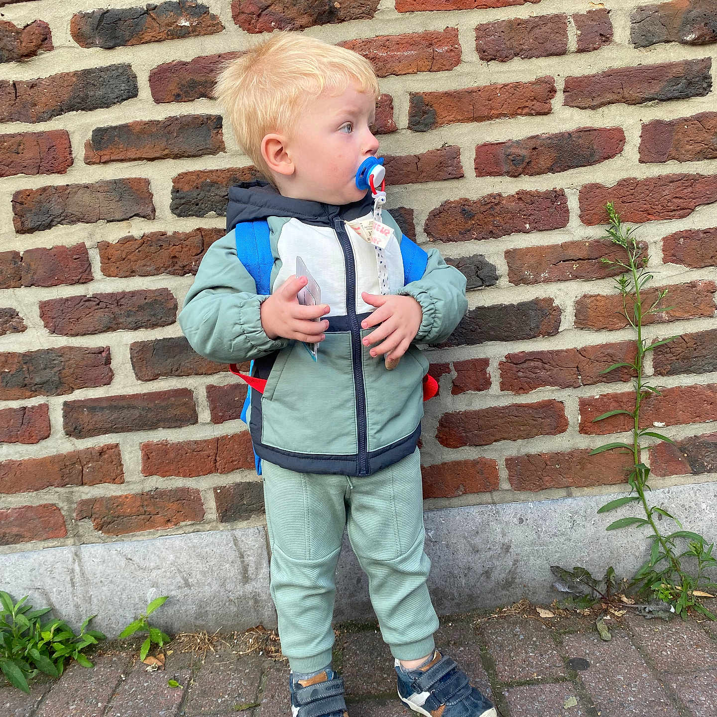 Loukas participe au concours pour gagner de l'argent avec cette photo : architecture, boy, brick, building, child, clothing, coat, face, footwear, head, jacket, jeans, male, pants, path, person, photography, portrait, shoe, wall