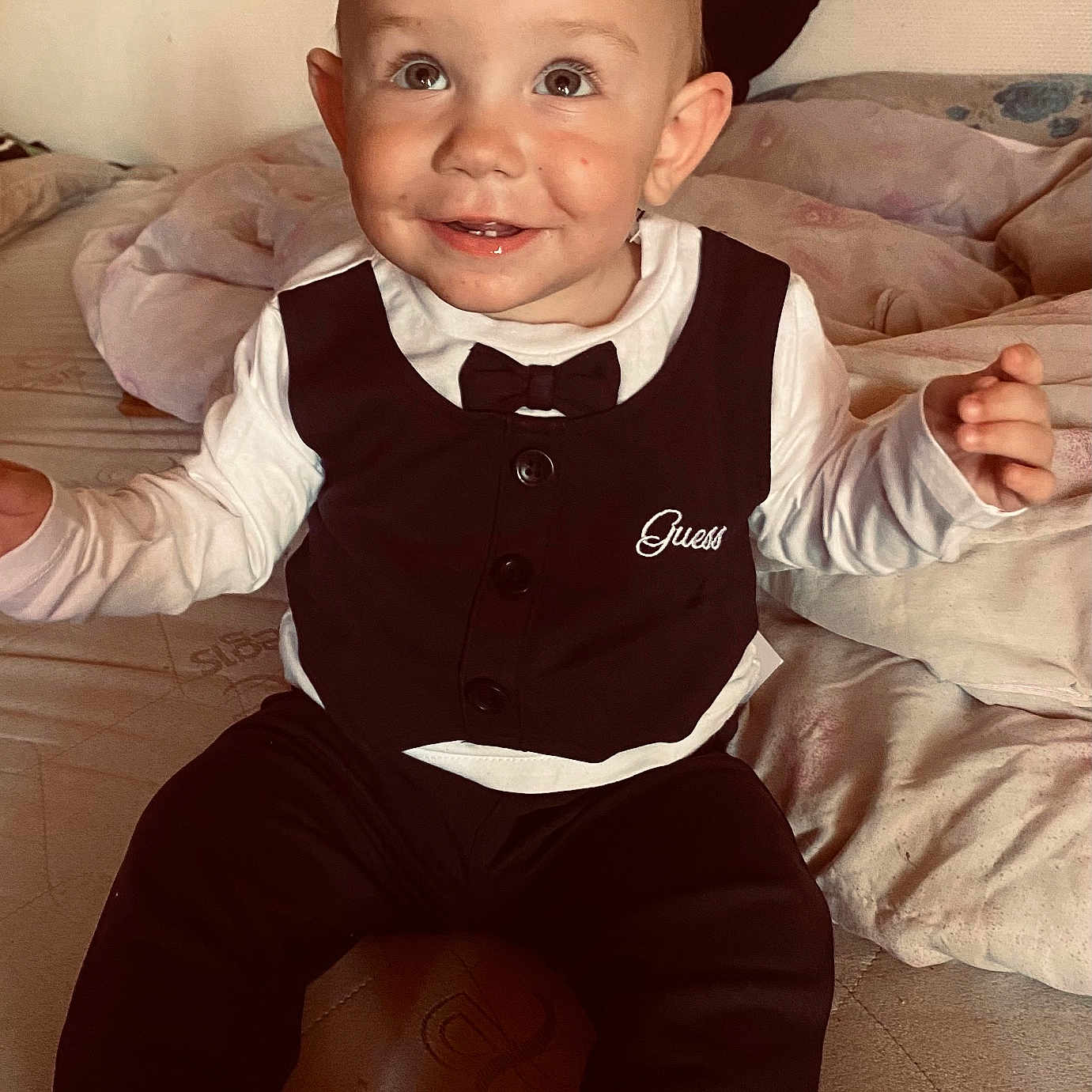 James a rejoint le concours — aidez-le/la à gagner de superbes lots ! accessories, baby, clothing, couch, cushion, face, formalwear, furniture, happy, head, homedecor, pants, person, photography, portrait, shirt, sitting, smile, tie, vest