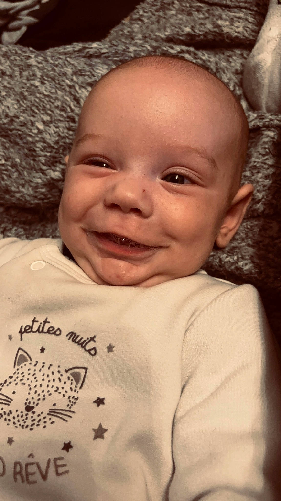 James a rejoint le concours — aidez-le/la à gagner de superbes lots ! baby, baby_toddler_clothing, cheek, chin, eye, eyebrow, facial_expression, forehead, gesture, happy, head, iris, joy, lip, mammal, mouth, nose, person, skin, sleeve