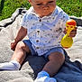 Louka participe au concours pour gagner de l'argent avec cette photo : baby, blanket, child, expression, face, fence, foot, grass, greenery, hand, head, outdoor, playing, shirt, shorts, sitting, socks, summer, sunlight, toy