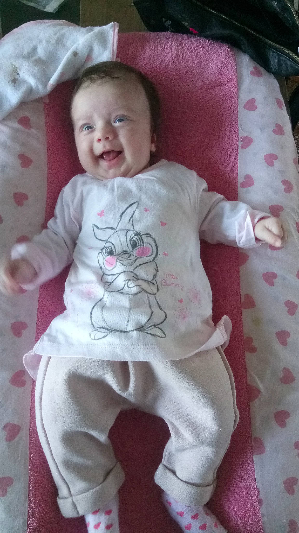 Zoé a rejoint le concours — aidez-le/la à gagner de superbes lots ! baby_products, cheek, child, day, facial_expression, girl, infant, iris, person, pink, product, skin, smile, textile, toddler, white