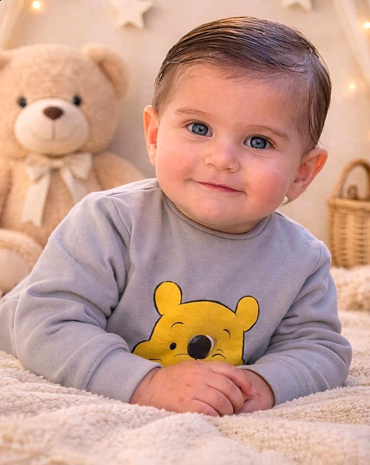 Léo a rejoint le concours — aidez-le/la à gagner de superbes lots ! baby, child, portrait, smile, blue_eyes, cozy, teddy_bear, plush_toy, blanket, indoors, basket, star_decor, sweater, hands, soft_light, cute, close_up, nursery, comfortable, hair