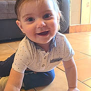 Léo a rejoint le concours — aidez-le/la à gagner de superbes lots ! baby, child, crawling, cute, expression, eyes, face, floor, furniture, hair, happy, home, indoor, living_room, person, short_sleeves, smiling, tile, white_shirt, young_child