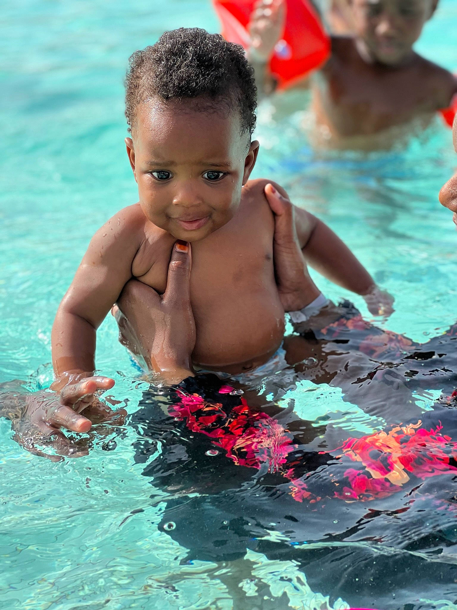 Ali a rejoint le concours — aidez-le/la à gagner de superbes lots ! azure, barechested, bathing, chest, child, fluid, fun, happy, head, joy, leisure, muscle, people, people_on_beach, person, recreation, red, smile, summer, swimming_pool
