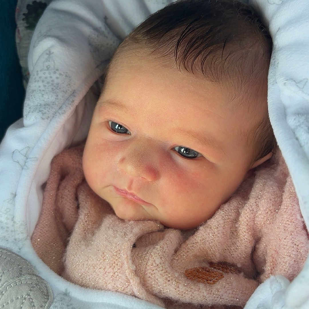 Lyana a rejoint le concours — aidez-le/la à gagner de superbes lots ! baby, blanket, child, closeup, cozy, cute, eyes, face, head, indoors, infant, newborn, pink_sweater, portrait, resting, skin, sleepy, soft_texture, warm, wrapped